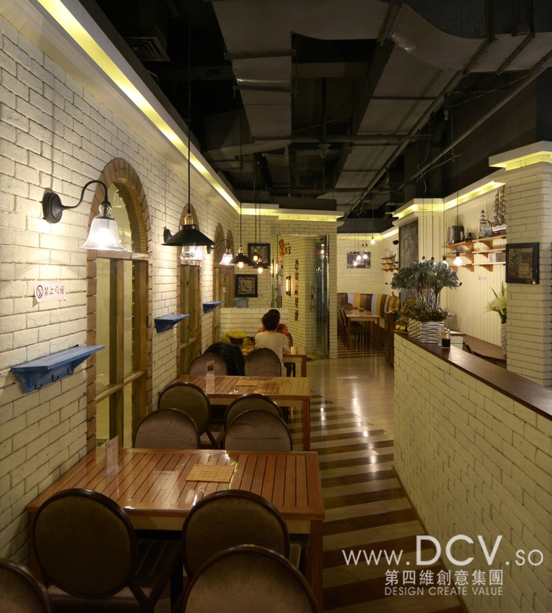设计说明:本案是集冷火锅、甜点、饮品于一体的餐饮空间,位于潮buy汇购物广场中,主要客流为80、90后的年轻时尚女孩,她们追寻自由、浪漫、典雅、神秘......如同追寻地中海的梦......格局改造中,中部门廊两侧墙体错落,左右重新砌了一道带有玻璃的拱窗墙,在走动中呈现延伸的透视感,并以这种方式来塑造景中窗,原本统一的空间进行合理的再隔断和再重组,既丰富了空间层次,又使进入餐厅者有了视觉上的过度。