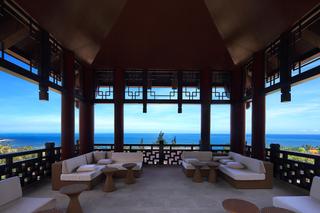 项目背景 棋子湾项目位于海南岛西线昌江县棋子湾旅游度假区范围内,西向临海,项目用地约6379亩,其中620亩建设用地用于建设三座高星级特色海景酒店及旅游配套设施、1272亩建设用地用于建设高尔夫会所、高档低密度生态度假社区及度假公寓等;其余用地为租用地,用于建设两个18洞国际高等级高尔夫球场、体育公园等。项目分三期建设,建设周期约6年,总投资约45亿。恒盛元按照海南国际旅游岛战略的高品质要求,邀请国际设计团队WATG和三尚国际(香港)有限公司总体考虑,统一规划,深入挖掘及接合昌江县域山,海,黎乡的人