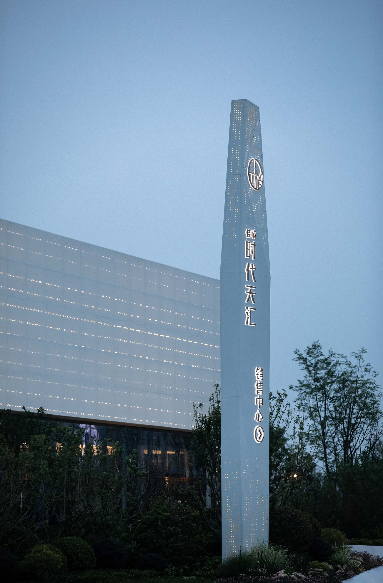 成都意地景观设计有限公司 >时代天汇   精神堡垒和建筑的语言保持