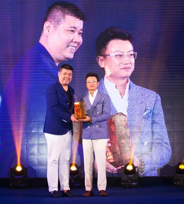 深圳市室內(nèi)建筑設(shè)計(jì)行業(yè)協(xié)會(huì)執(zhí)行會(huì)長盧濤先生贈(zèng)送精心準(zhǔn)備的禮物.jpg