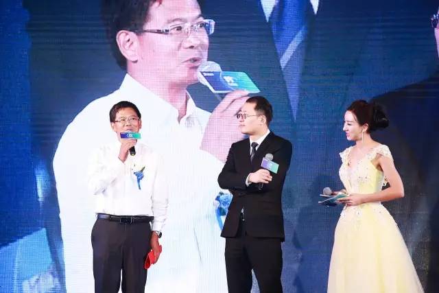 公益小學(xué)項(xiàng)目代表上臺(tái)接受采訪.jpg