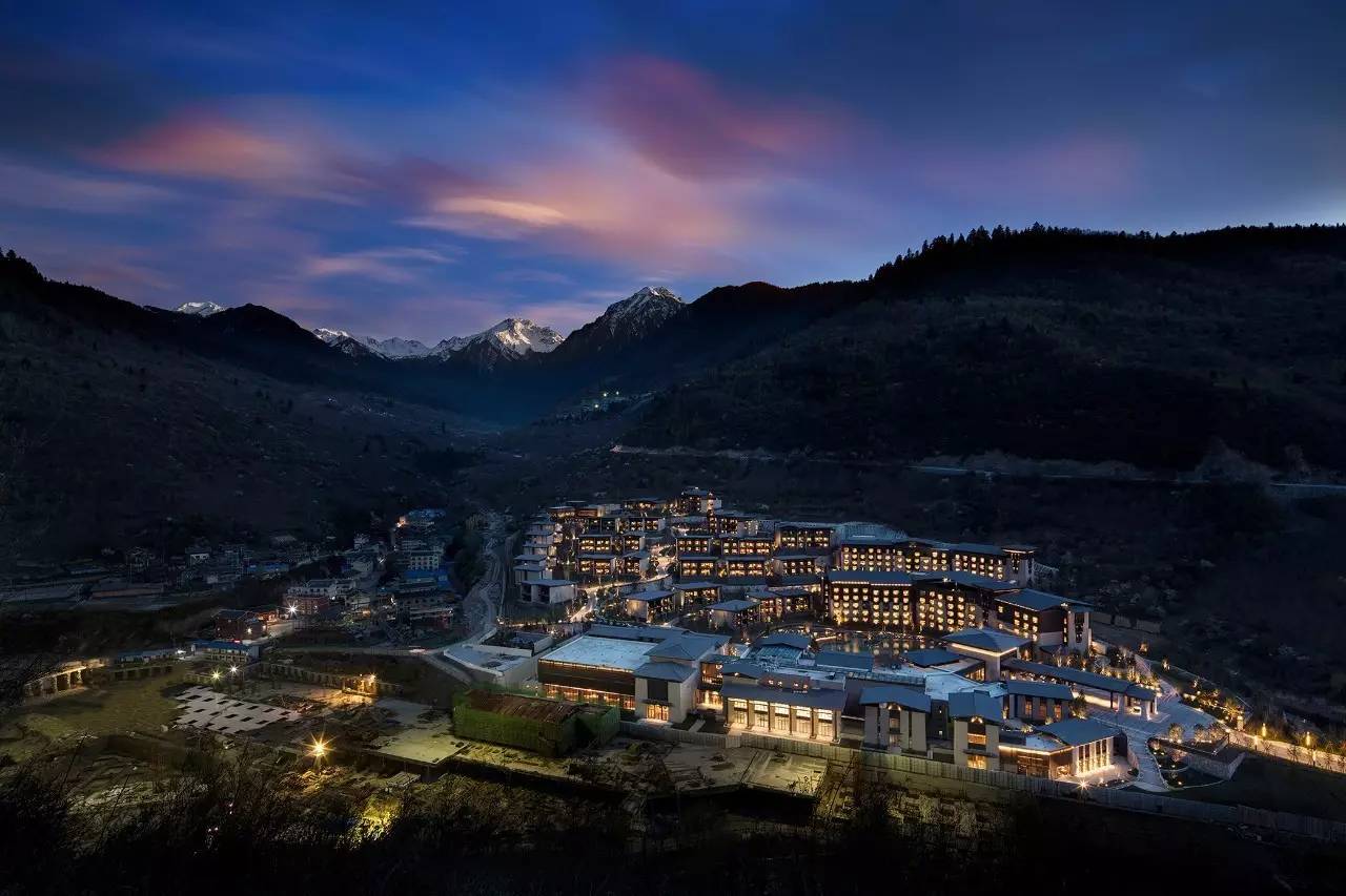 在壮丽风景和藏地文化浓郁的九寨沟，迎来首家希尔顿度假酒店，并于今日开业