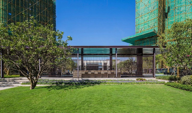 珠海星河传奇 现代 展示区 艺术雕塑草坪  廊架.jpg
