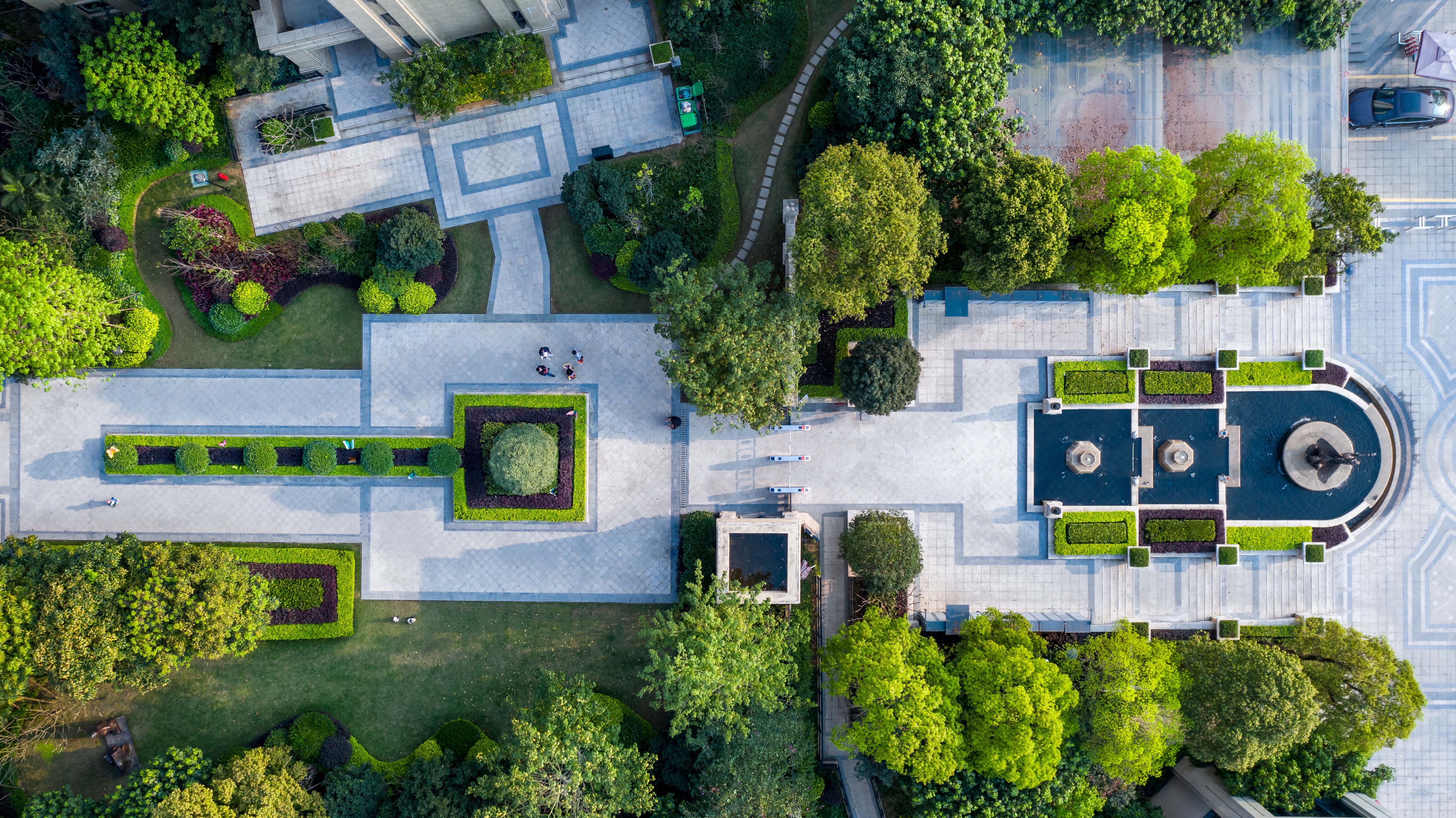 设计通过植物景观围合出不同的区域空间,让整个轴线景观更富有节奏感