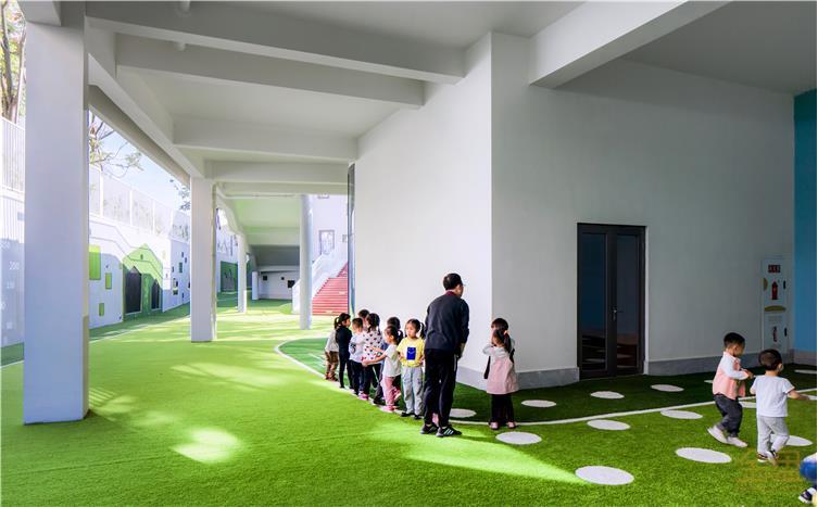 建筑灰空间被改造成为孩子的游乐园.JPG