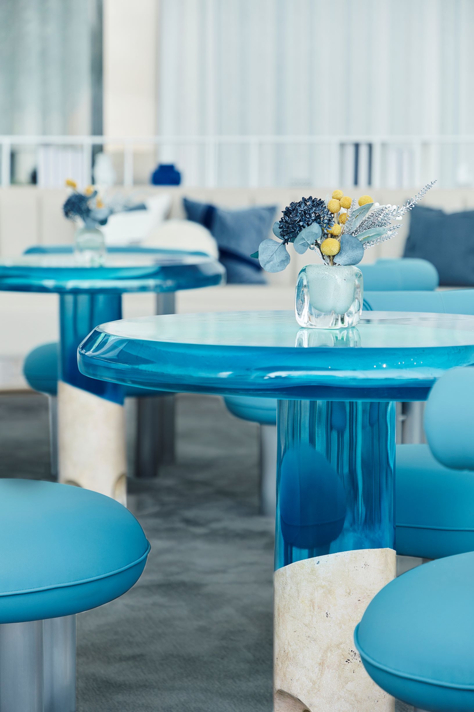 蓝色咖啡桌