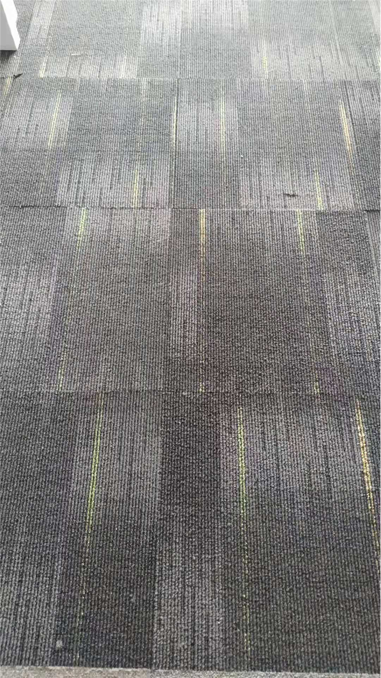 灰色方块地毯