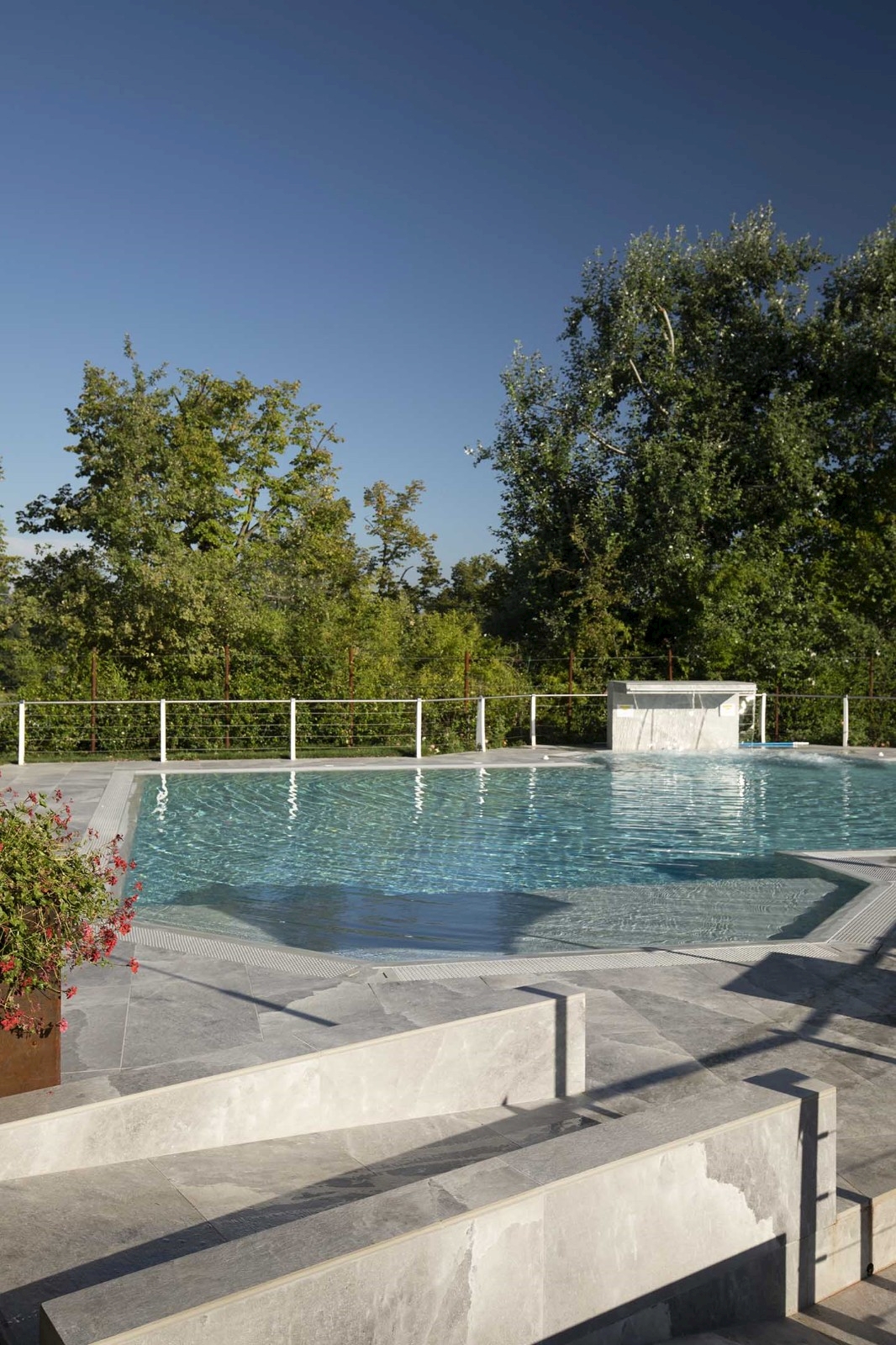 意大利-萨索罗巴尼亚高端健康中心室外游泳池 （海岩系列凯尔特灰60×120）  (2)