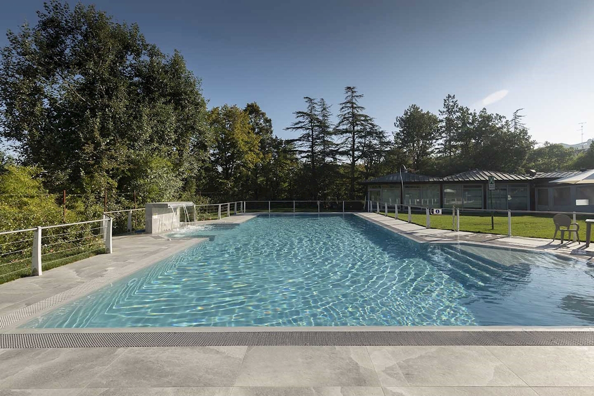 意大利-萨索罗巴尼亚高端健康中心室外游泳池 （海岩系列凯尔特灰60×120）  (3)