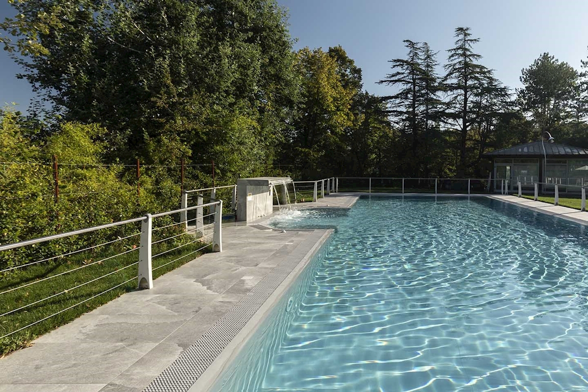 意大利-萨索罗巴尼亚高端健康中心室外游泳池 （海岩系列凯尔特灰60×120）  (4)