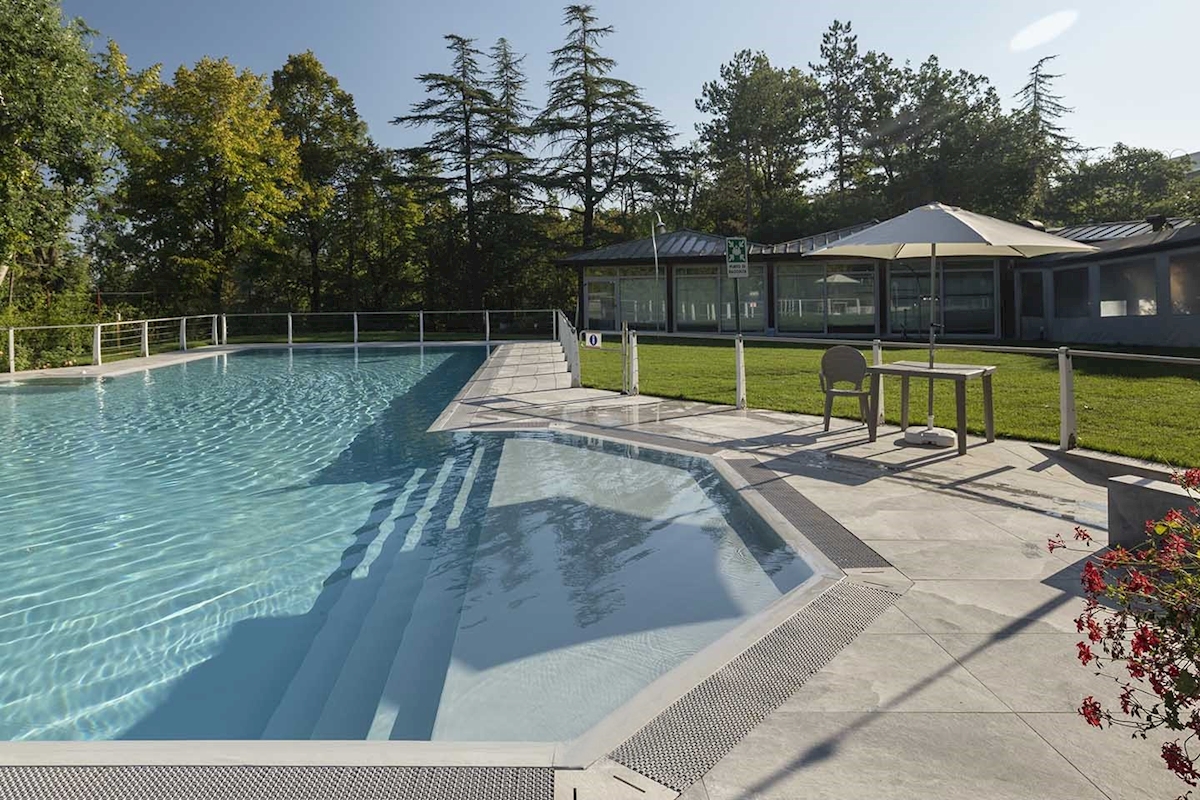 意大利-萨索罗巴尼亚高端健康中心室外游泳池 （海岩系列凯尔特灰60×120）  (5)