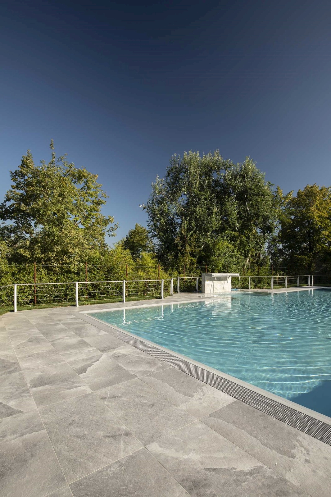 意大利-萨索罗巴尼亚高端健康中心室外游泳池 （海岩系列凯尔特灰60×120）  (6)