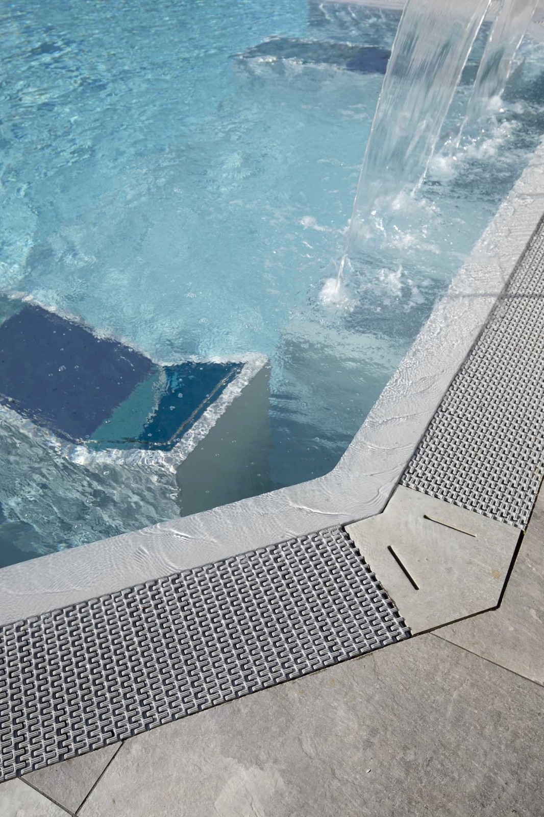 意大利-萨索罗巴尼亚高端健康中心室外游泳池 （海岩系列凯尔特灰60×120）  (10)