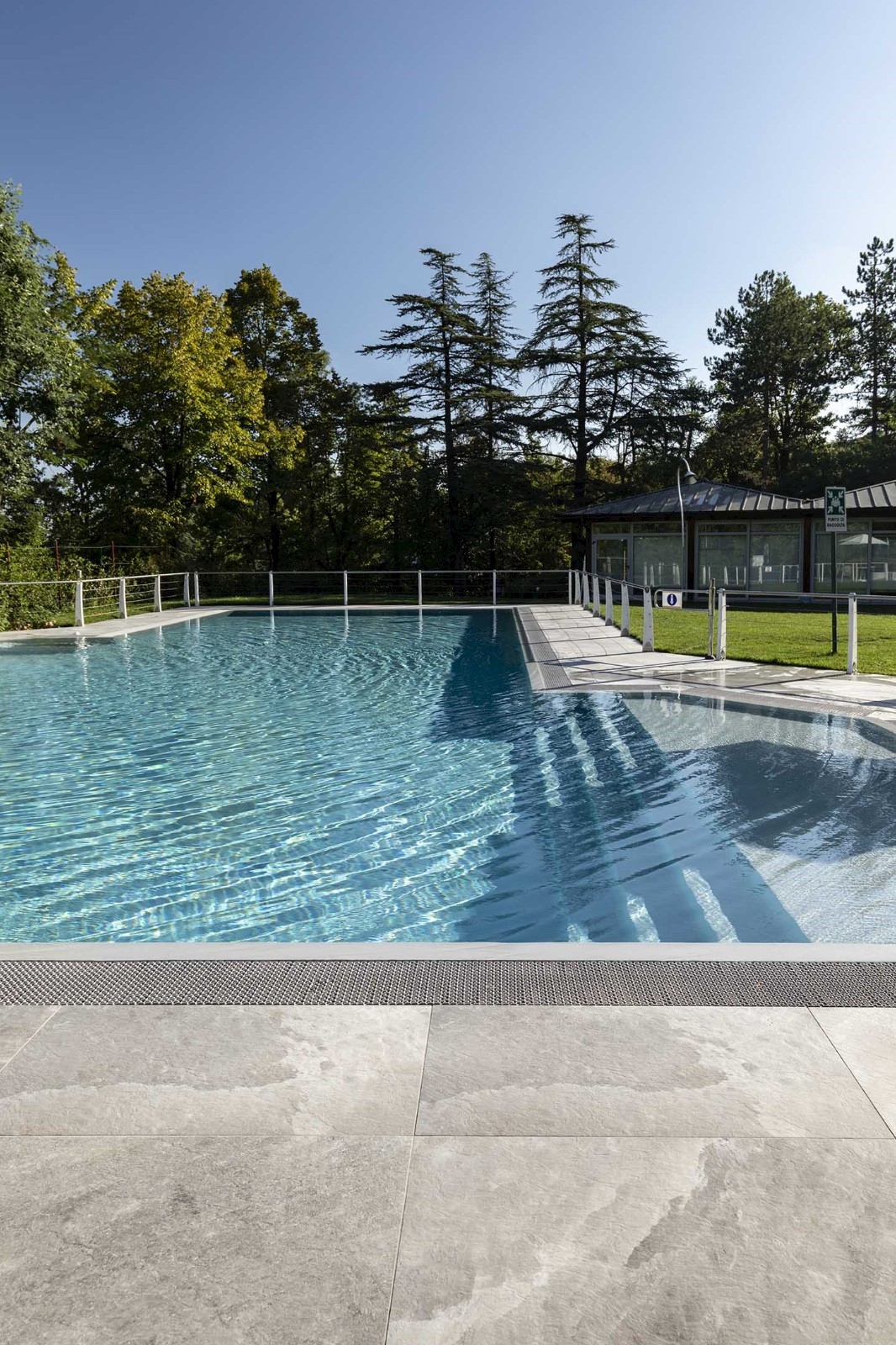 意大利-萨索罗巴尼亚高端健康中心室外游泳池 （海岩系列凯尔特灰60×120）  (14)